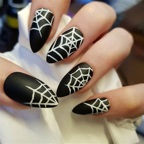 nail design spider web